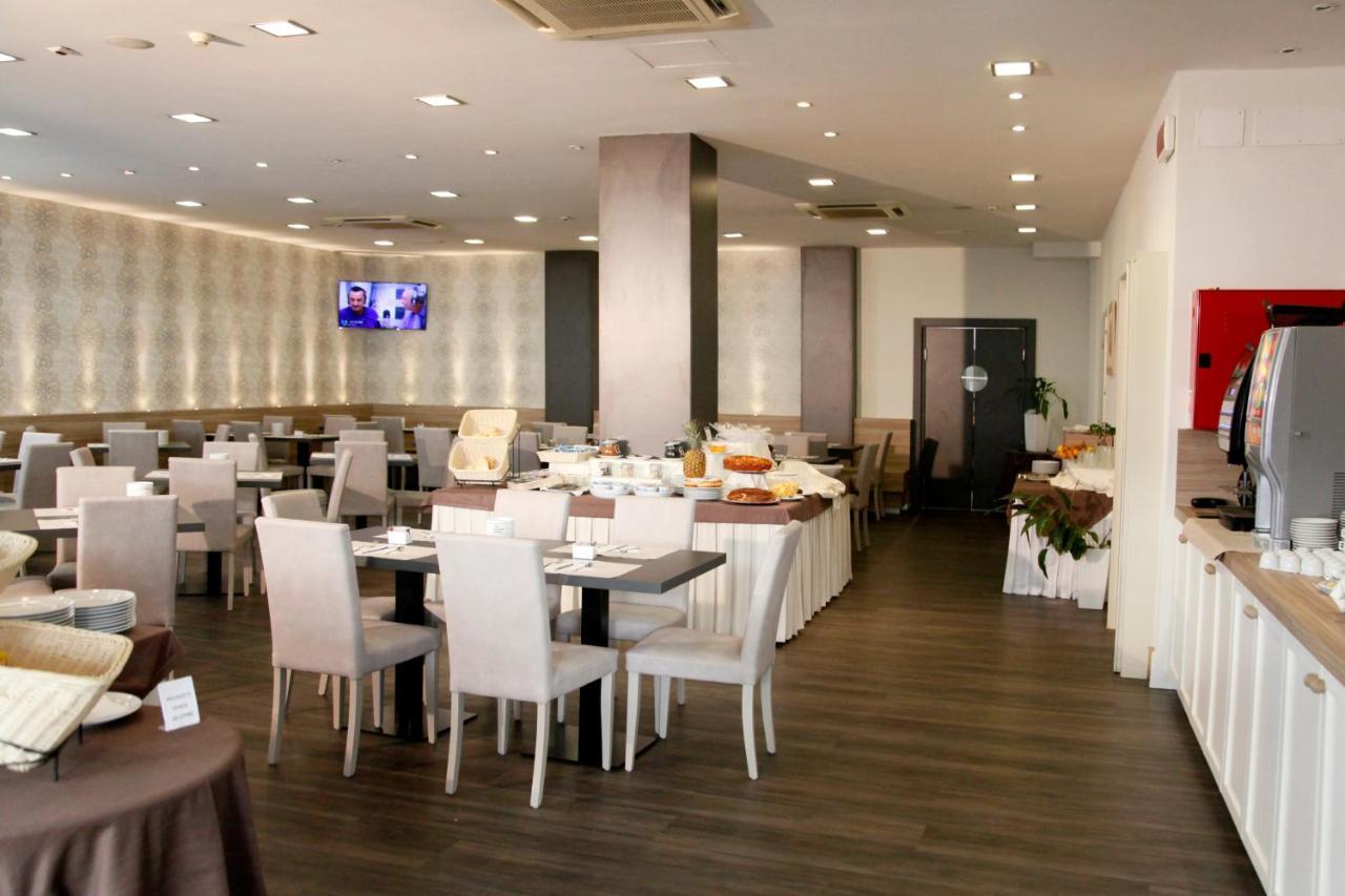 Hotel Majorca Sul Mare In Centro A Riccione Exterior foto